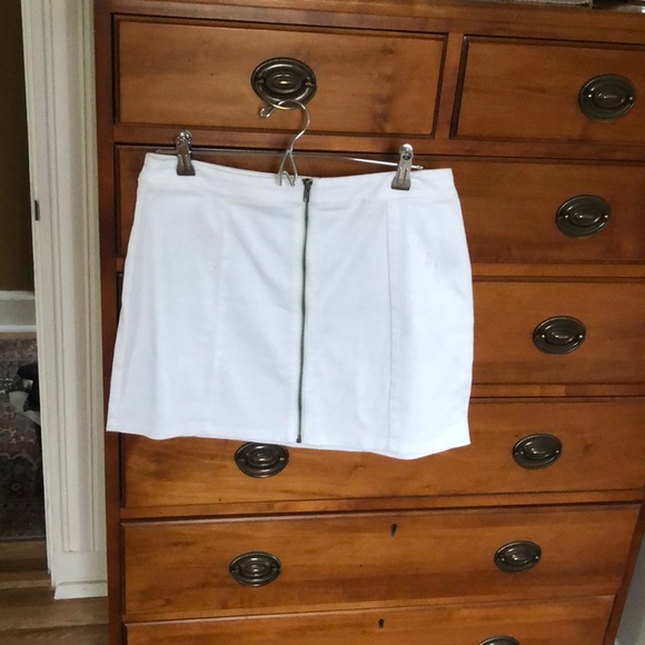 Forever 21 white mini skirt w front zipper. - Picture 1 of 3
